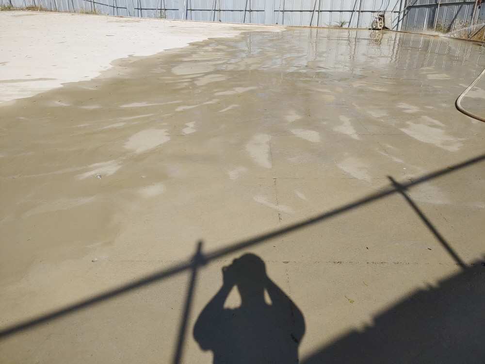 현장에서 공사 작업이 진행 중인 모습입니다. (발생, 관리를) · 자연광이 어우러져 콘크리트의 고급스러운 질감이 드러납니다.